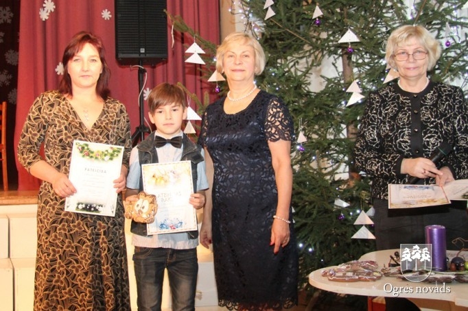Suntažos apbalvo sekmīgākos skolēnus