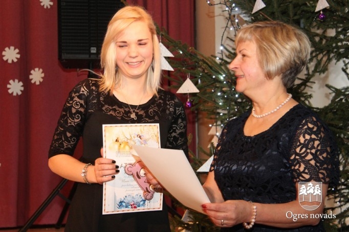 Suntažos apbalvo sekmīgākos skolēnus