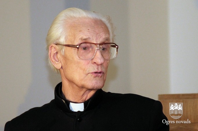 Suntažu skolēni uzstājas Ziemassvētku koncertos „No sirds uz sirdi”