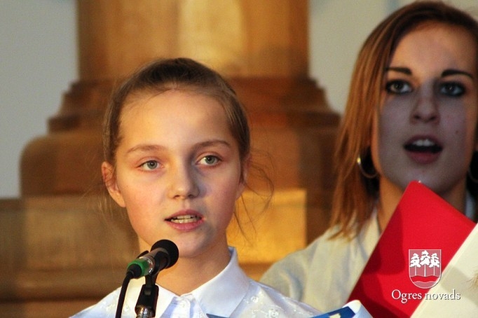 Suntažu skolēni uzstājas Ziemassvētku koncertos „No sirds uz sirdi”