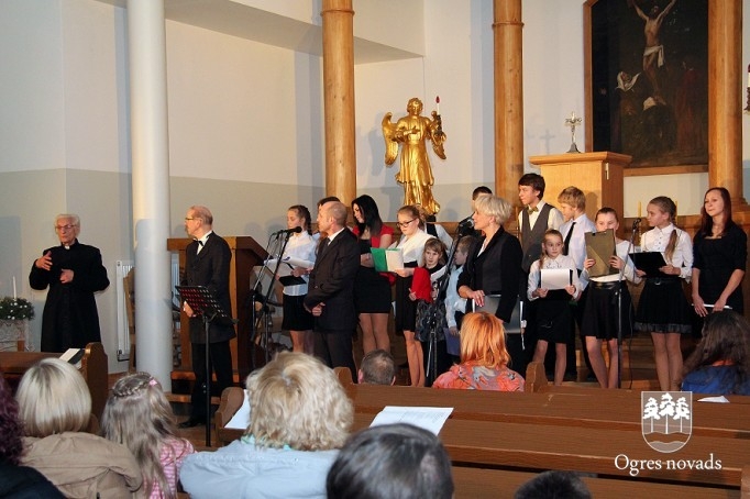 Suntažu skolēni uzstājas Ziemassvētku koncertos „No sirds uz sirdi”
