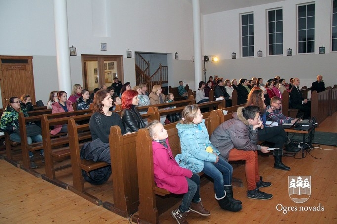 Suntažu skolēni uzstājas Ziemassvētku koncertos „No sirds uz sirdi”