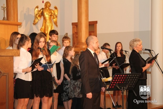 Suntažu skolēni uzstājas Ziemassvētku koncertos „No sirds uz sirdi”