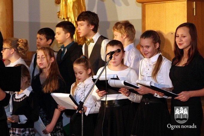 Suntažu skolēni uzstājas Ziemassvētku koncertos „No sirds uz sirdi”