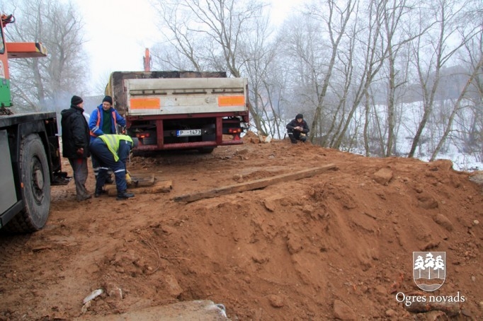 Darbi pie Abzas upes Suntažos. 15.02.2015.