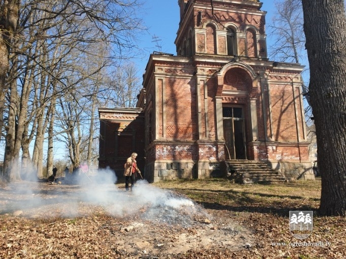 Suntažos sakopj baznīcas apkārtni