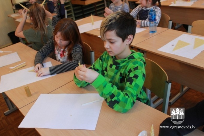 Suntažos skolēni iepazīstas ar biškopja profesiju