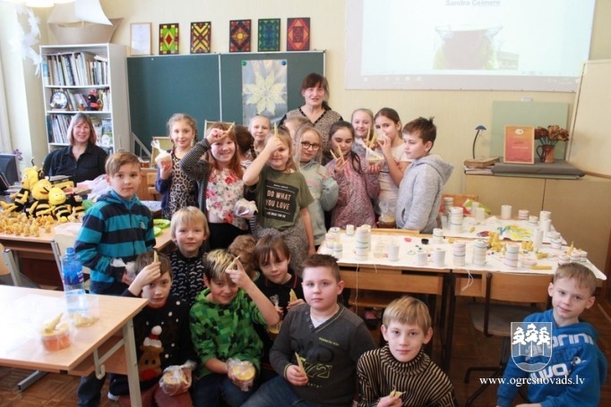 Suntažos skolēni iepazīstas ar biškopja profesiju