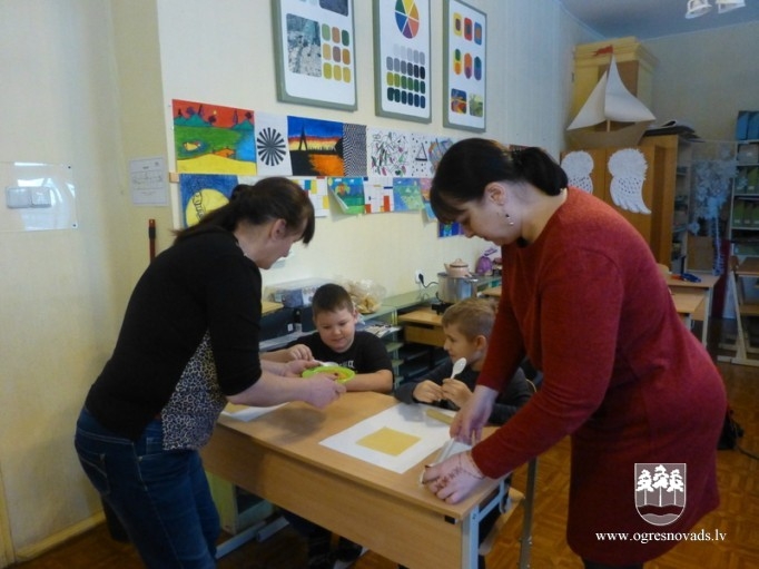 Suntažos skolēni iepazīstas ar biškopja profesiju