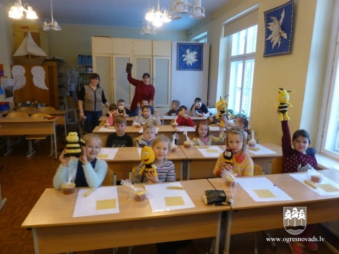 Suntažos skolēni iepazīstas ar biškopja profesiju