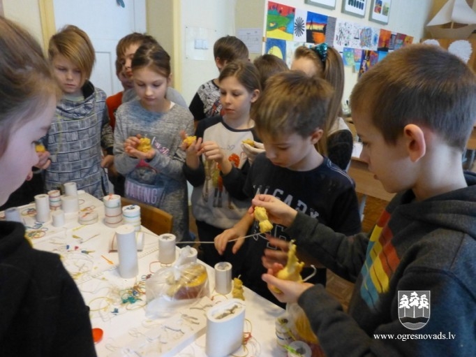 Suntažos skolēni iepazīstas ar biškopja profesiju
