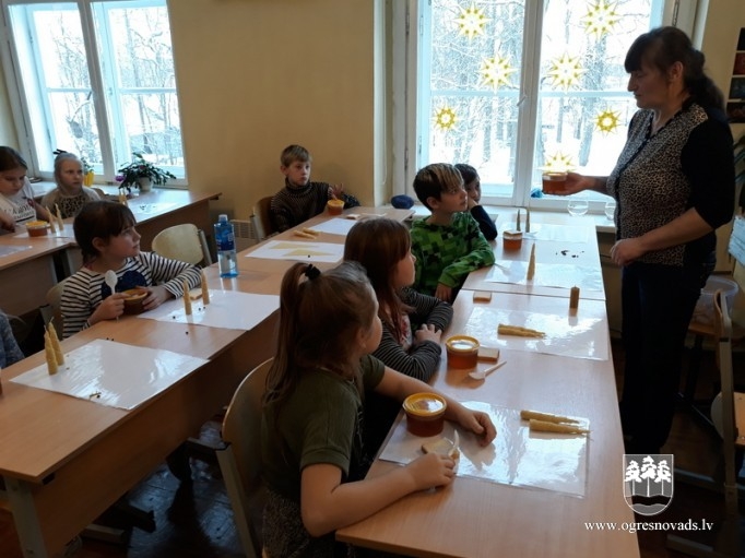 Suntažos skolēni iepazīstas ar biškopja profesiju