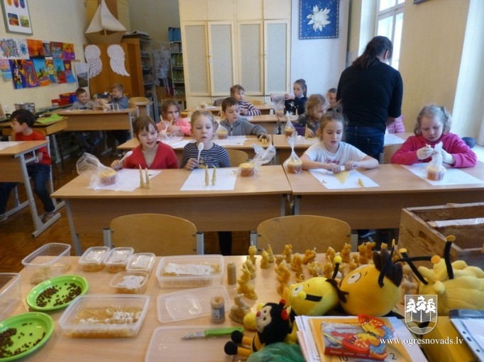 Suntažos skolēni iepazīstas ar biškopja profesiju