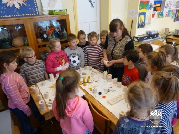 Suntažos skolēni iepazīstas ar biškopja profesiju