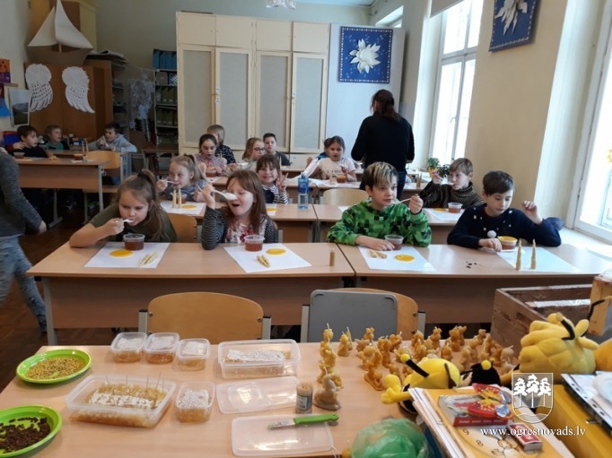 Suntažos skolēni iepazīstas ar biškopja profesiju
