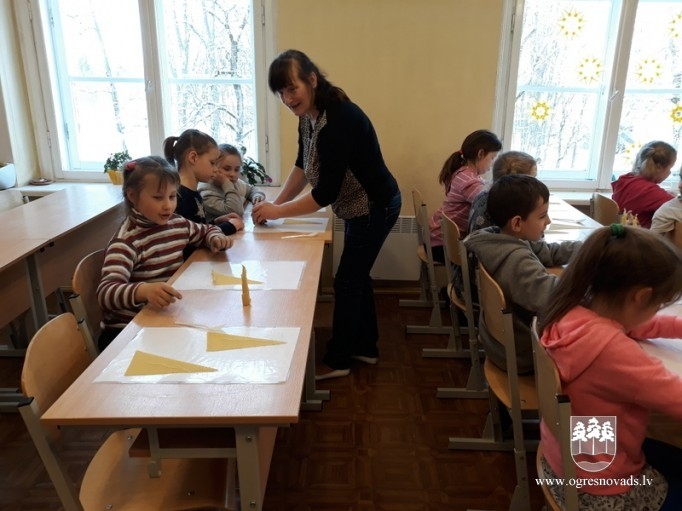 Suntažos skolēni iepazīstas ar biškopja profesiju