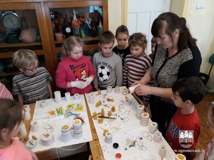 Suntažos skolēni iepazīstas ar biškopja profesiju