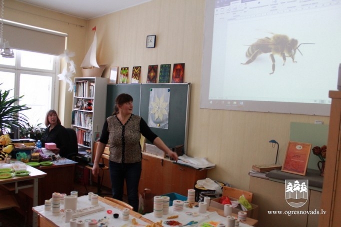 Suntažos skolēni iepazīstas ar biškopja profesiju