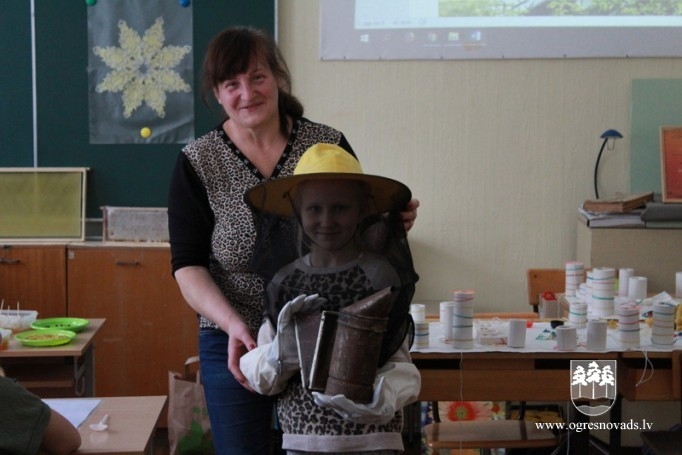 Suntažos skolēni iepazīstas ar biškopja profesiju