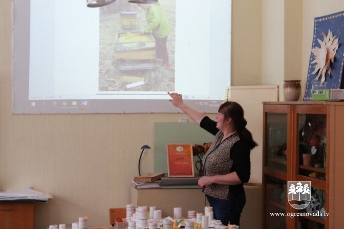 Suntažos skolēni iepazīstas ar biškopja profesiju