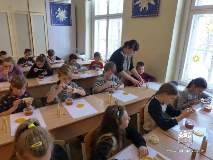 Suntažos skolēni iepazīstas ar biškopja profesiju