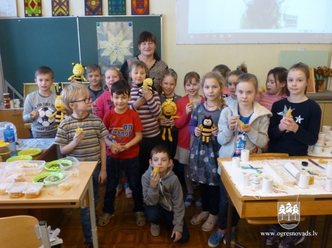 Suntažos skolēni iepazīstas ar biškopja profesiju