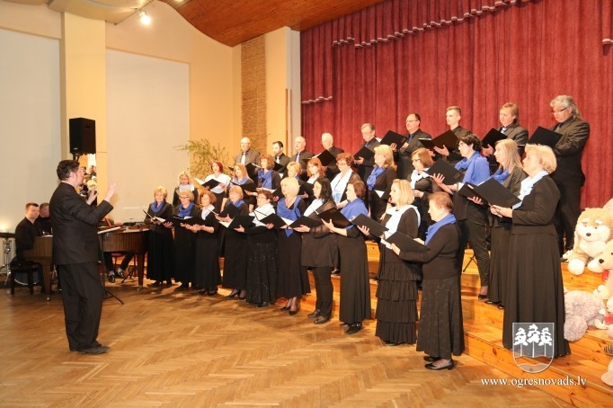 Koris “Suntaži” uzstājas ar jaunu šūpuļdziesmu programmu