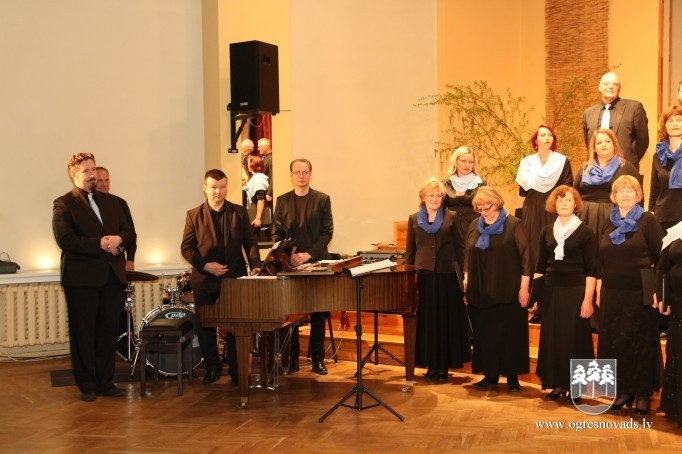 Koris “Suntaži” uzstājas ar jaunu šūpuļdziesmu programmu