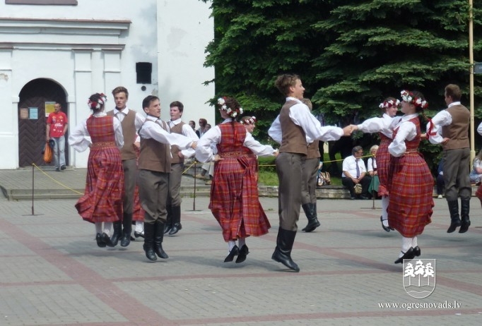 Suntažnieki koncertē tautas mākslas festivālā Lietuvā