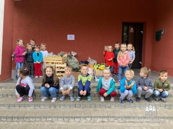 Suntažu vidusskolas audzēkņi sagādā cienastu zvēriem