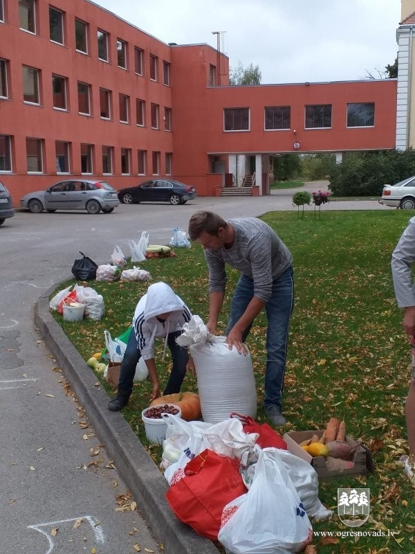 Suntažu vidusskolas audzēkņi sagādā cienastu zvēriem