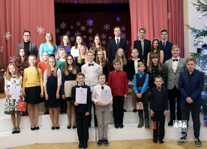 Suntažos godina sekmīgākos skolēnus