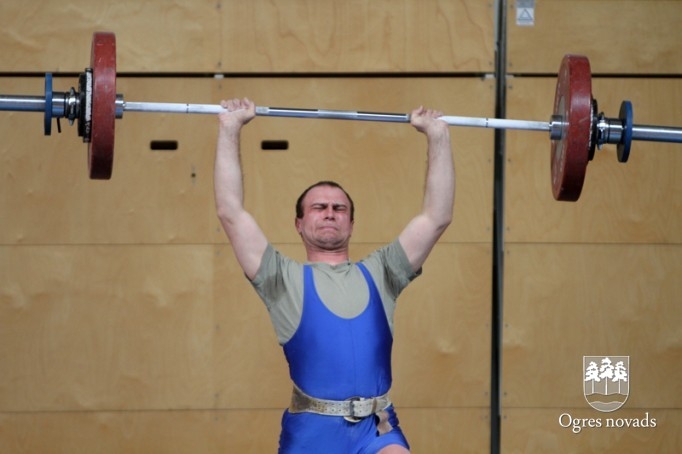 Ogres svarcēlājiem trīs Latvijas čempionu tituli