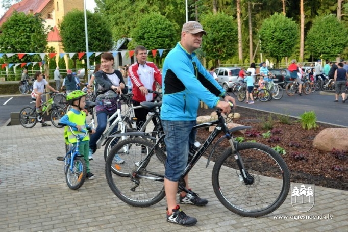 Pilsētas svētki sākušies ar velobraucienu. Svētki turpinās
