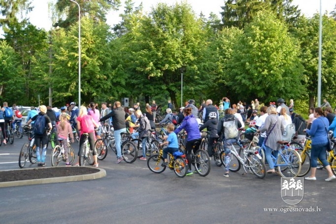 Pilsētas svētki sākušies ar velobraucienu. Svētki turpinās