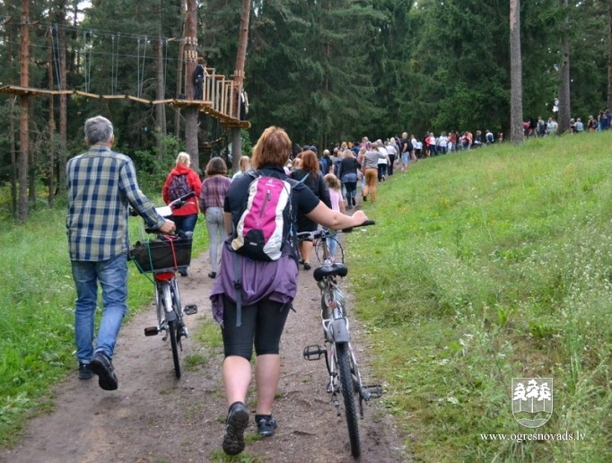 Pilsētas svētki sākušies ar velobraucienu. Svētki turpinās