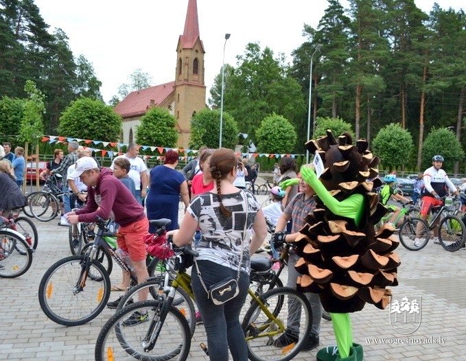 Pilsētas svētki sākušies ar velobraucienu. Svētki turpinās