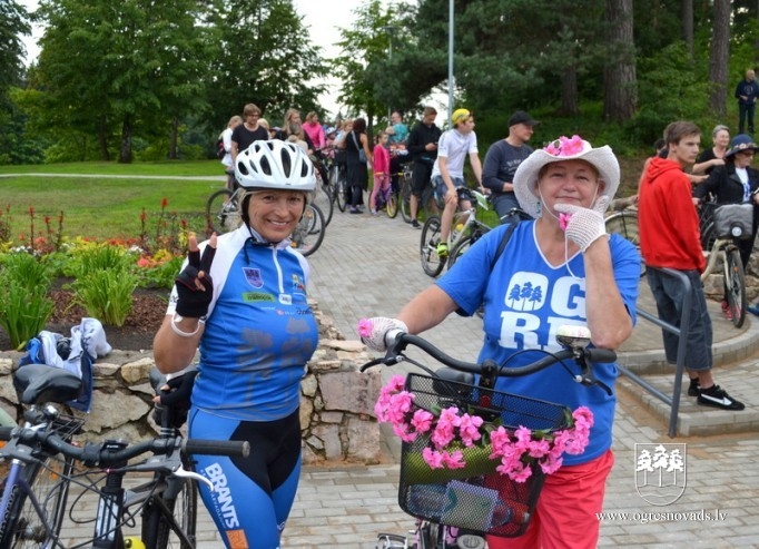 Pilsētas svētki sākušies ar velobraucienu. Svētki turpinās