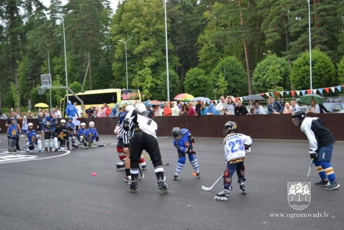 Pilsētas svētki sākušies ar velobraucienu. Svētki turpinās