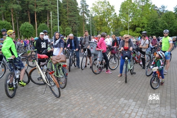 Pilsētas svētki sākušies ar velobraucienu. Svētki turpinās