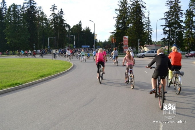 Pilsētas svētki sākušies ar velobraucienu. Svētki turpinās