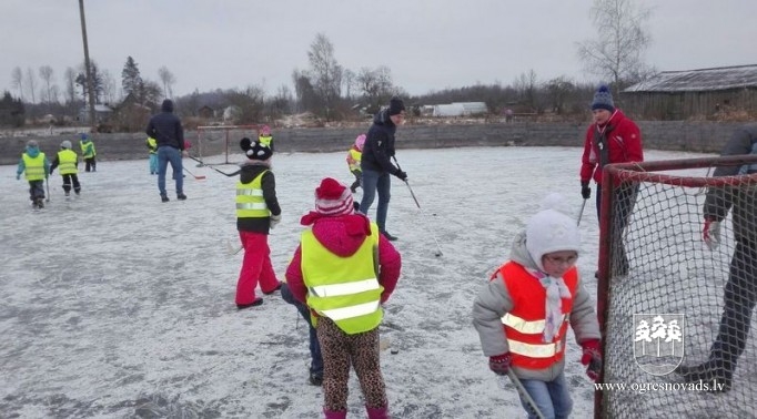 Madlienas “Taurenītī” viesojas hokeja kluba “Kurbads” hokejisti