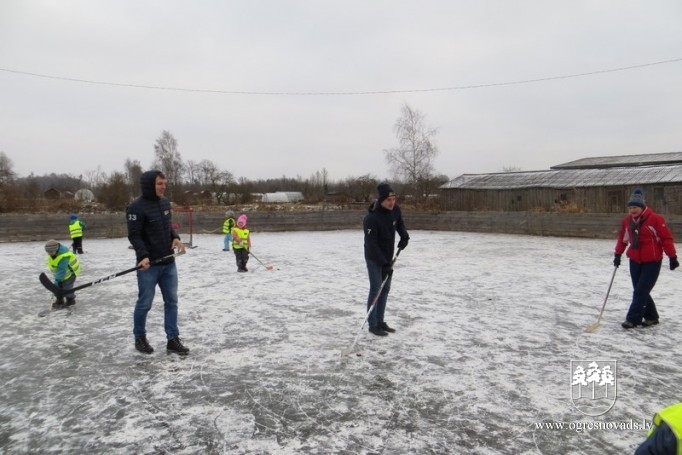 Madlienas “Taurenītī” viesojas hokeja kluba “Kurbads” hokejisti