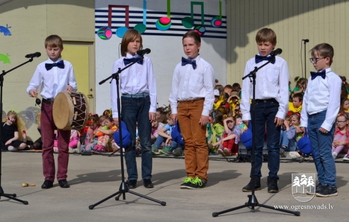 Suntažos sadziedas 1.- 4.klašu skolēni