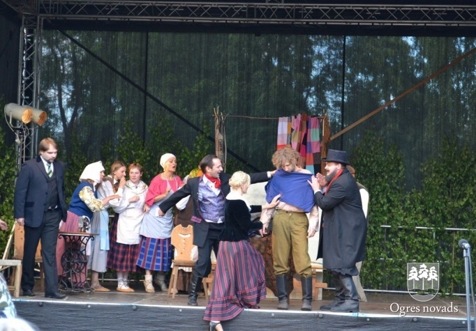 Ogres Tautas teātra izrāde "Skroderdienas Silmačos"