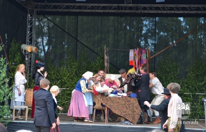 Ogres Tautas teātra izrāde "Skroderdienas Silmačos"