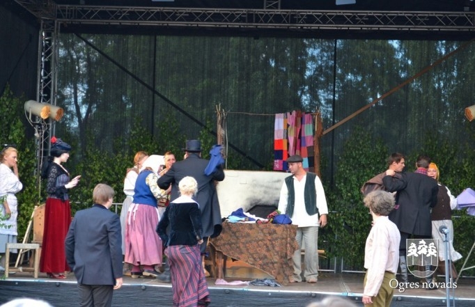 Ogres Tautas teātra izrāde "Skroderdienas Silmačos"