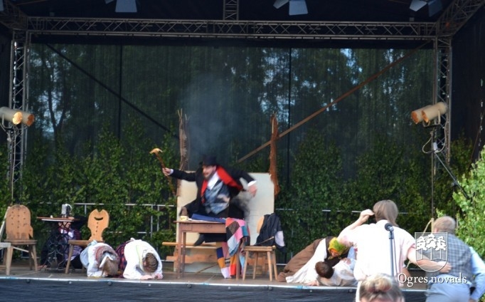 Ogres Tautas teātra izrāde "Skroderdienas Silmačos"