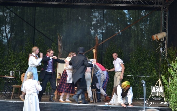 Ogres Tautas teātra izrāde "Skroderdienas Silmačos"