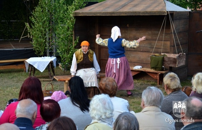 Ogres Tautas teātra izrāde "Skroderdienas Silmačos"